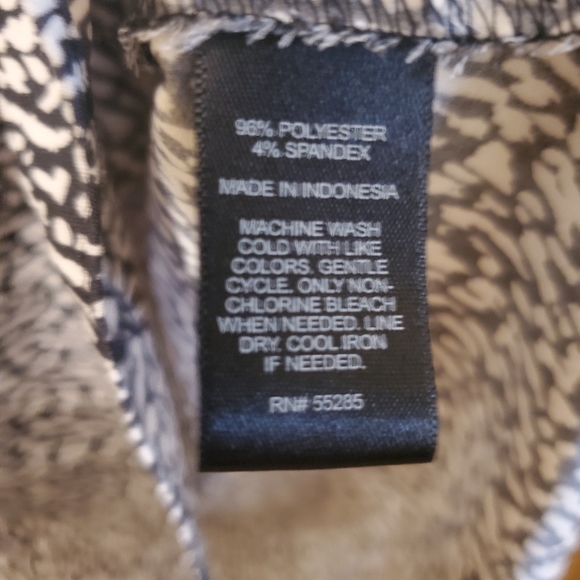 Express Abstract Black & White Keyhole Blouse Size M - Picture 3 of 4